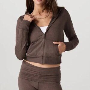 VUORI Women’s Halo Mini Full Zip Cropped Hoodie in sable heather